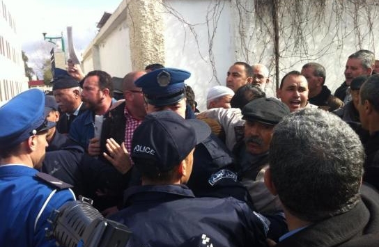 غاضبون عن السكن يقطعون موكب زوخ بالعاصمة