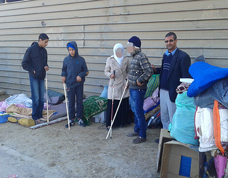 سلطات العاصمة ترمي عائلة كل أفرادها مكفوفون إلى الشارع!