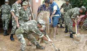 الجيش يتدخل لفك العزلة عن مواطني بشار المحاصرين بفيضانات الأودية