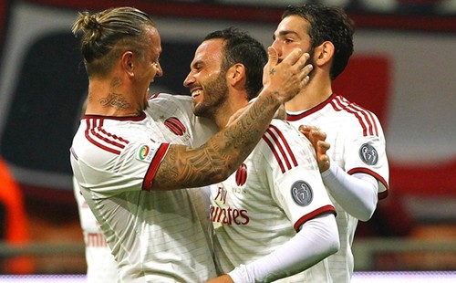 عرض إنجليزي رسمي لبادزيني الميلان