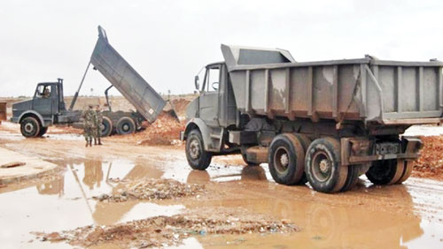 فيضان الأودية يتسبب في تدهور الطرقات وانهيار الجسور على المحور الرابط بين بشار والعبادلة