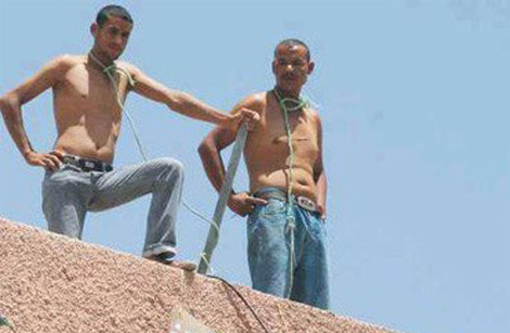 ثلاثة شبان يحاولون الانتحار احتجاجا على قائمة السكن ببسكرة