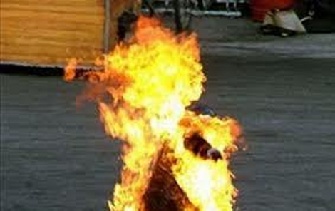 يحرق نفسه بعد تحويله من مقر عمله بالطارف
