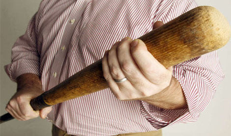 مير يعتدي على شاب بعصا 