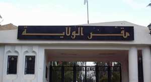 شاب يغلق مقر ولاية الطارف بشاحنة احتجاجا على السكن