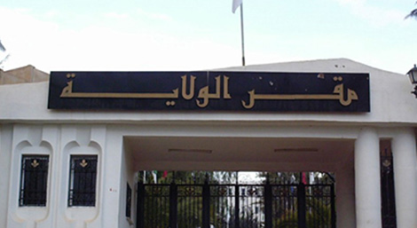 شاب يغلق مقر ولاية الطارف بشاحنة احتجاجا على السكن