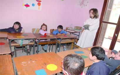 Présence relative des pouvoirs publics et indifférence de la société