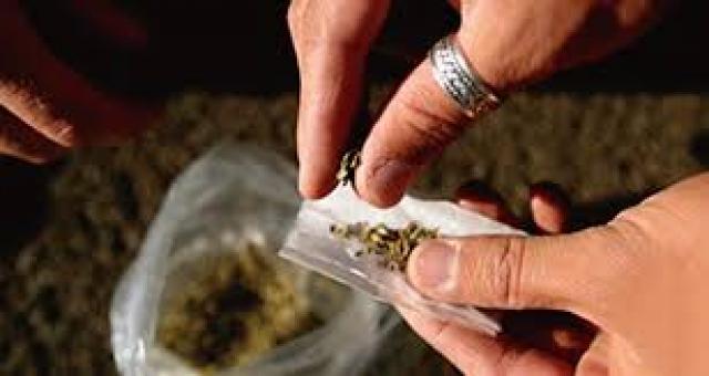 توقيف مروج مخدرات مبحوث عنه في 04 قضايا بسكيكدة