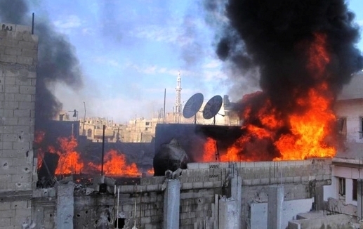 مواطنون يحرقون منزل 