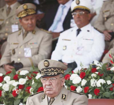 Gaïd-Salah salue les efforts des forces armées