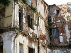 أكثر من 10 عائلات مهددة بالموت تحت الأنقاض بوسط مدينة سكيكدة