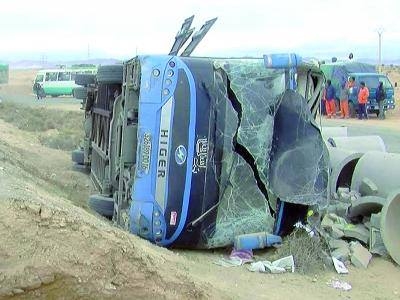 وفاة 3 أشخاص وإصابة 43 آخرا بجروح في انقلاب حافلة لنقل المسافرين ببسكرة