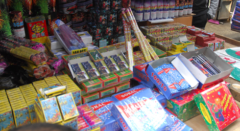 إصابة مفتش شرطة وشابين في مواجهات بالشماريخ ومفرقعات 