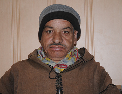 معاق يهدد بالانتحار رفقة ابنه بسبب