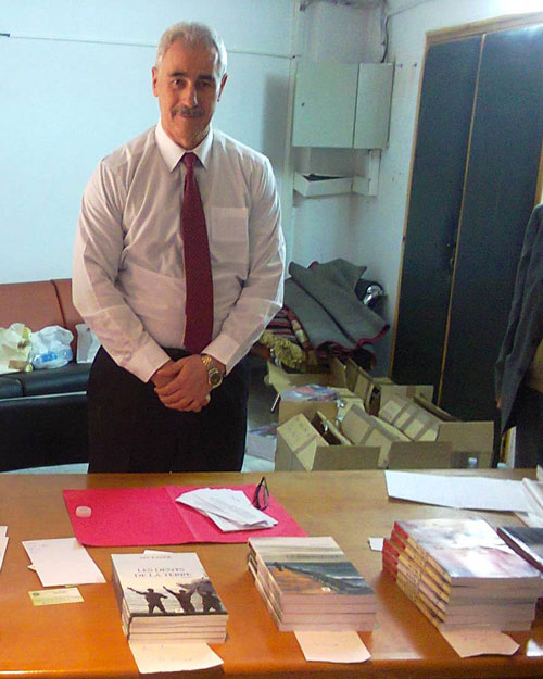 الكاتب كادر علي يعرض مؤلفاته بسيدي بلعباس