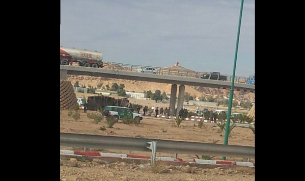 سقوط شاحنة عسكرية من جسر يخلف قتيلان و 22 جريحا بالأغواط