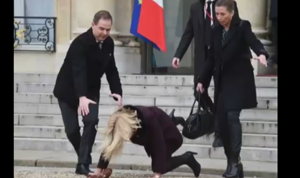 بالفيديو .. رئيسة وزراء الدنمارك تسقط على سلالم قصر