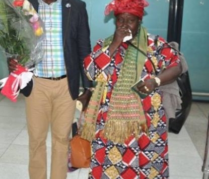 والدة إيبوسي تصل إلى الجزائر