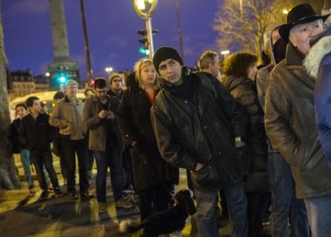 إقبال فرنسي كبير على شراء عدد شارلي إيبدو الجديد