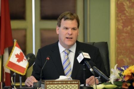 عشرات المتظاهرين الفلسطينيين يرشقون سيارة وزير خارجية كندا بالبيض