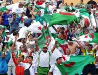 الشوارع الجزائرية تكتسي حلة خضراء وبيضاء وتنتظر إشارة المحاربين لبدأ الاحتفالات