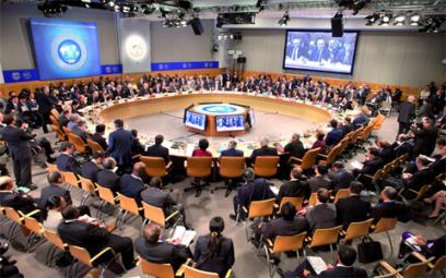 Rassemblement des enseignants devant le siège de la direction