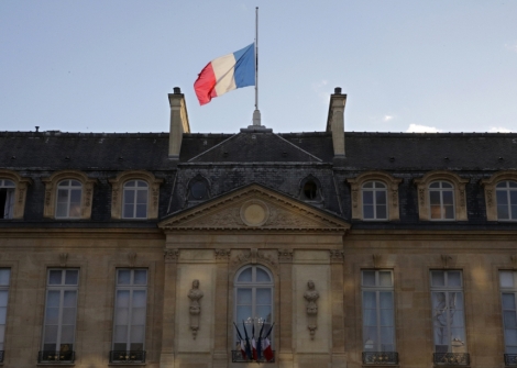 تحليق طائرة بدون طيار مجهولة فوق الإليزيه