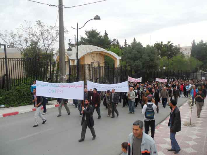 Afin de réclamer la réouverture de l'université