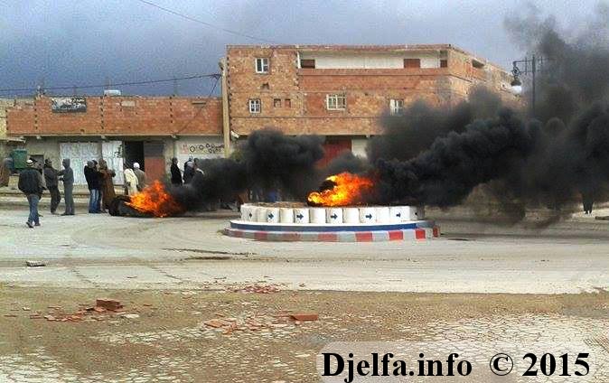 السلطات المحلية تقوم بحملة هدم السكنات الفوضوية بالقرب من حي بن سعيد و المواطنون يحتجون بقطع الطريق الإجتنابي غرب مدينة الجلفة