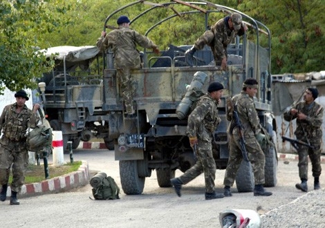 عسكري يعرض حياته وحياة زميله للخطر بالمدية