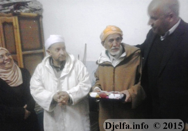 أعضاء من المجلس الشعبي البلدي يكرّمون الشيخ 