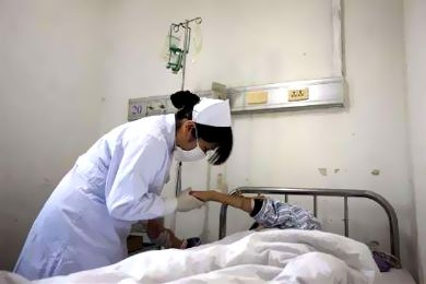 سكان أم الطيور يرفضون تحويل 8 ممرضين بالوادي