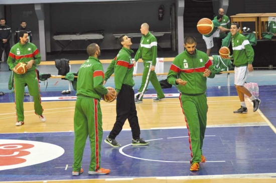 المنتخب الوطني يواصل تحضيراته المكثفة بالعاصمة
