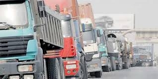 أصحاب شاحنات نقل البضائع يعتصمون أمام ولاية سكيكدة