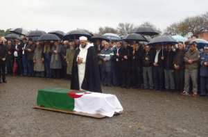 جثمان الراحلة آسيا جبار يوارى الثرى بمقبرة شرشال بتيبازة