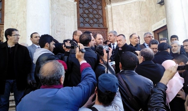 قيادات المعارضة تحتج وسط الجزائر العاصمة!