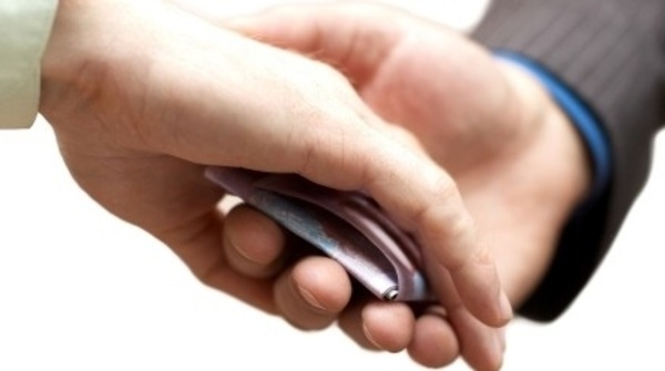 توقيف شرطي لاستلامه رشوة بالعاصمة