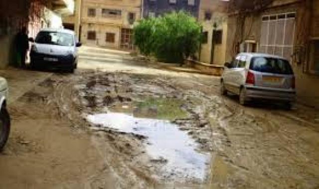 سكان بلدية المحمدية يشتكون اهتراء طرقاتها