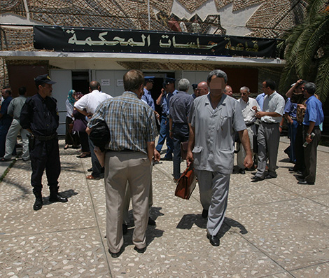 تاجر وموال وأستاذ فيزياء متورطون في تموين جماعة إرهابية بتبسة