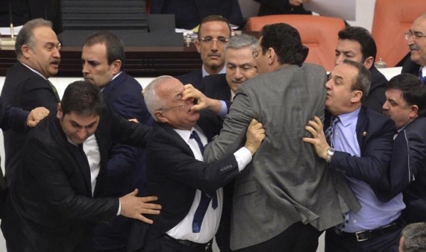 لكمات وركلات في البرلمان التركي بشأن صلاحيات الشرطة