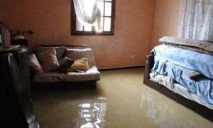 انهيار مساكن واختلاط المياه وعائلات قضت ليلتها في العراء بالوادي