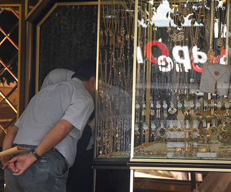 امرأة وزوجها يسرقان مجوهرات بالجلفة