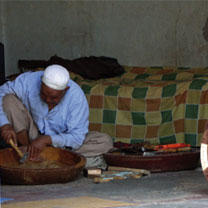 Fabrication d’ustensiles en bois à M’sila : Un savoir-faire ancestral