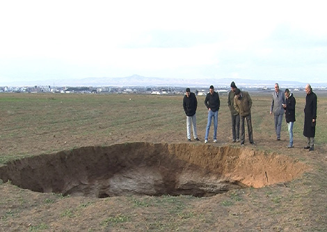 حفرة عملاقة تظهر فجأة وتخلق حيرة في الولجة بسطيف