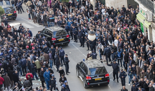 بن فليس و مقري و مجموعة من قيادات المعارضة يسيرون الآن بشارع ديدوش مراد