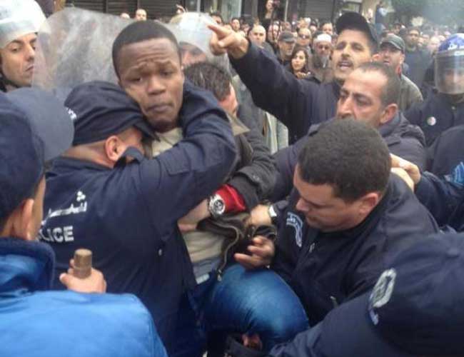 A Alger, la répression transforme le rassemblement contre le gaz de schiste en marche