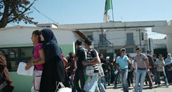 تلاميذ يغلقون الطريق احتجاجا على إضراب الأساتذة بسكيكدة