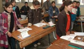 تلاميذ يواجهون موجة البرد في مدارس سكيكدة