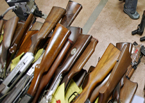 المئات يتجمهرون أمام مقر ولاية المدية للمطالبة ببنادقهم