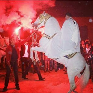 Mariage Tlemcen : Le burnous, le haïk, le cheval et des youyous